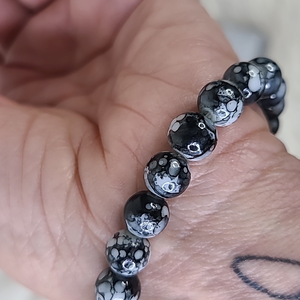 Stretch Bracelet Black White Gold Tone Crown Queen Brand New Lightweight Unisex - Picture 5 of 5